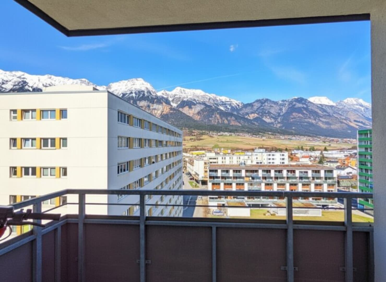 Olympisches Dorf: Großzügige 4-Zimmer-Wohnung im 9. Obergeschoss mit Lift, zwei Balkonen & Tiefgaragenabstellplatz